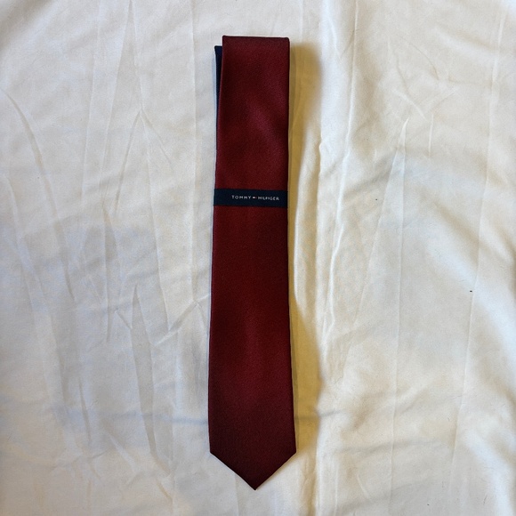 Tommy Hilfiger Burgundy Red Textured Tie – NWT – $65 Retail - Picture 2 of 7